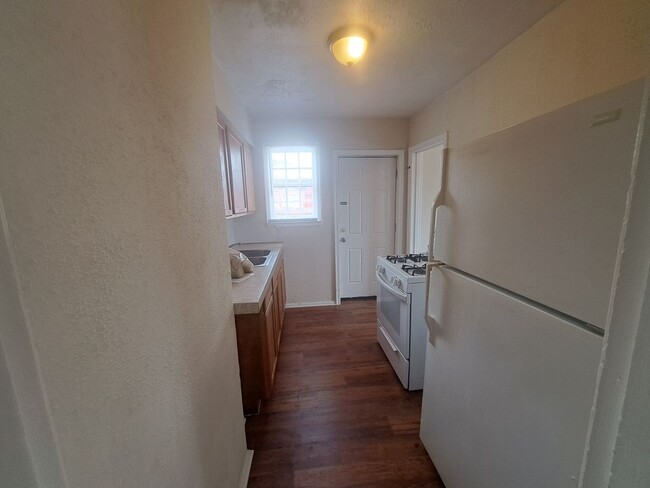 Building Photo - 3BR/1BA home with screened patio