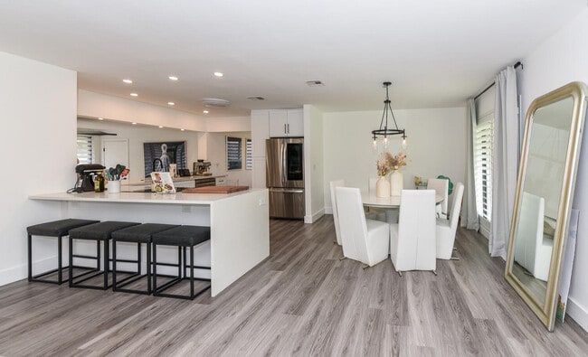 Building Photo - 700 SW 4th St