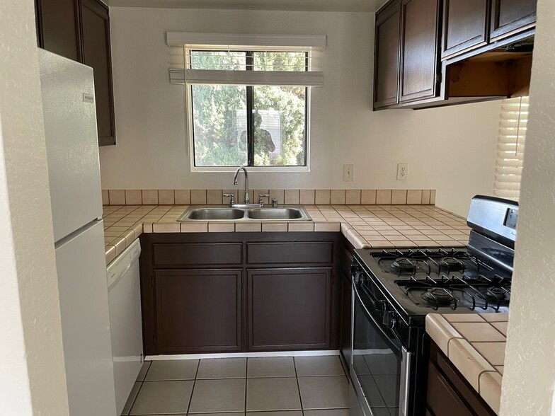 Primary Photo - 6851 Amherst St