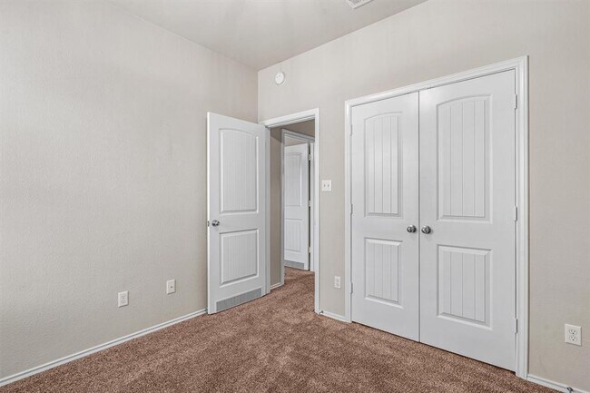 Building Photo - 220 Chickadee Ln