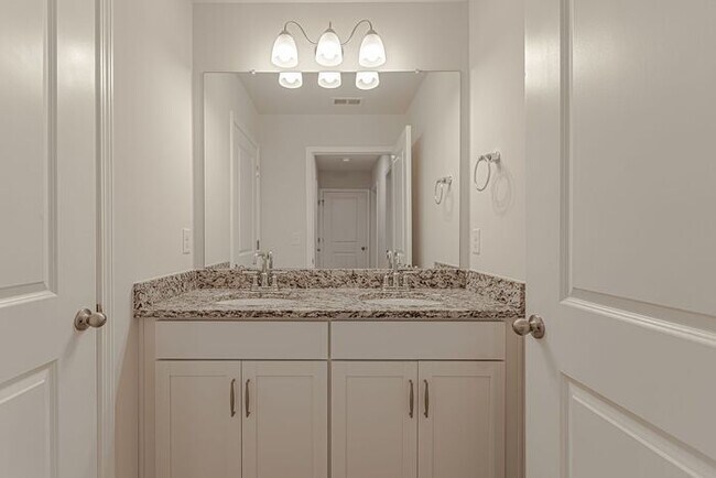 Building Photo - Townhome in Popular Sudduth Farms in Greer...