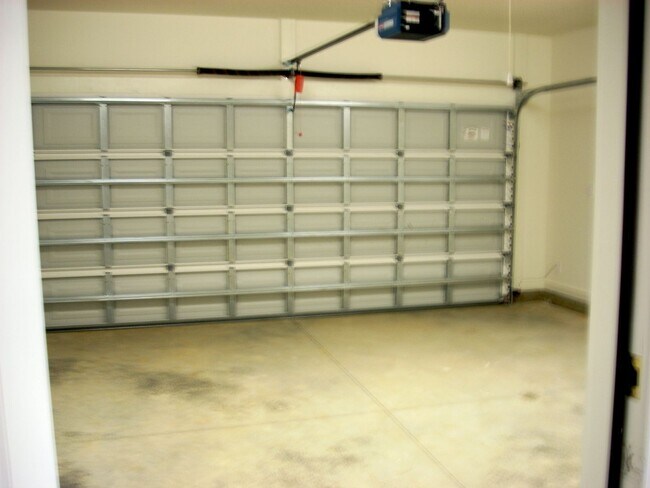 Building Photo - 1353SF 2BR 2.5BA 2 car garage