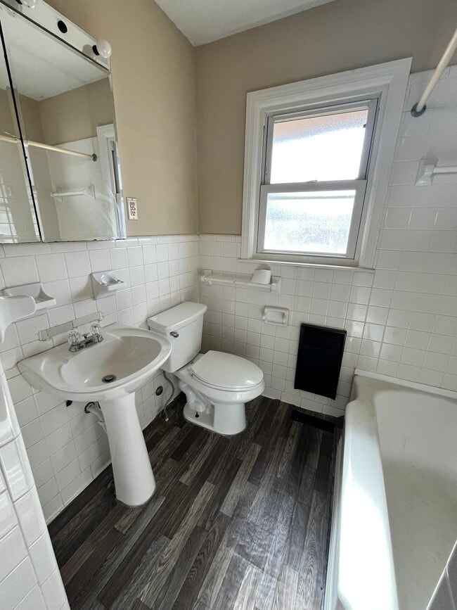 Building Photo - 600 Glendale Pl