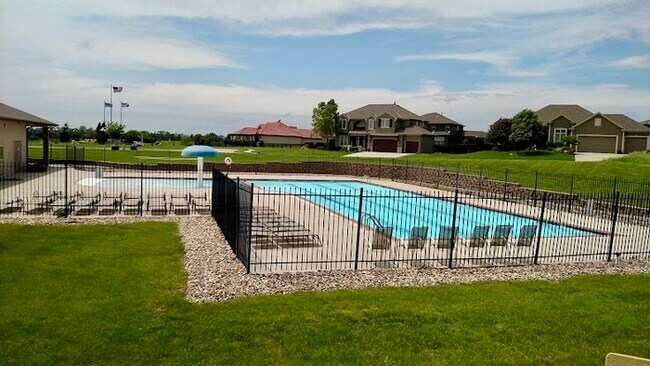 Building Photo - Large 4 Bedroom with Finished Basement - L...