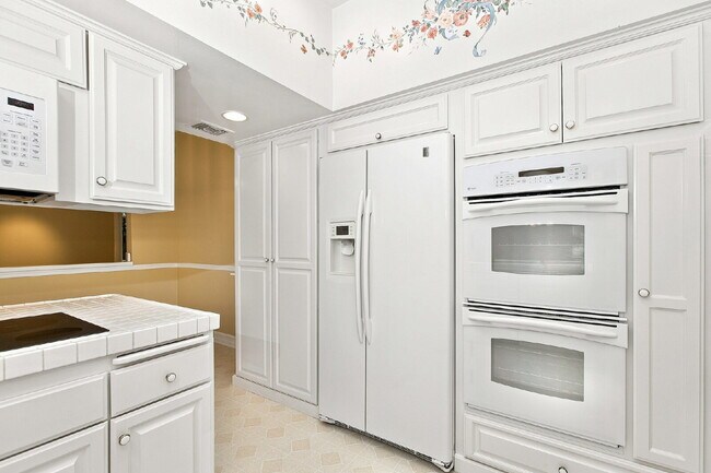 Building Photo - Coveted and Spacious Rossmoor 3-bed/2-bath Home with Expansive Entertainer’s Backyard