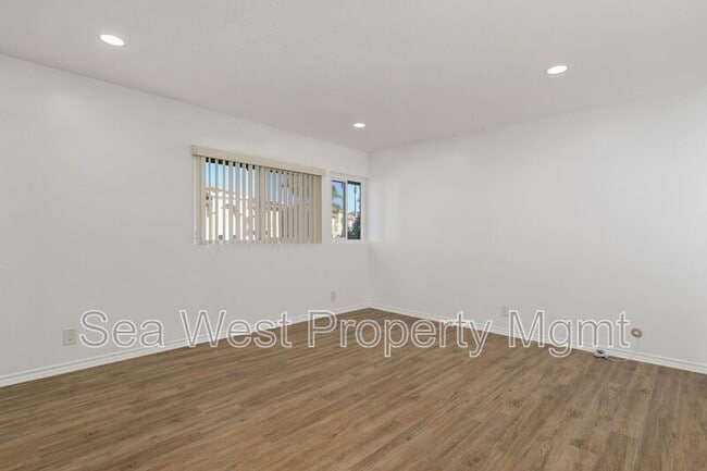 Building Photo - 2517 Navarra Dr