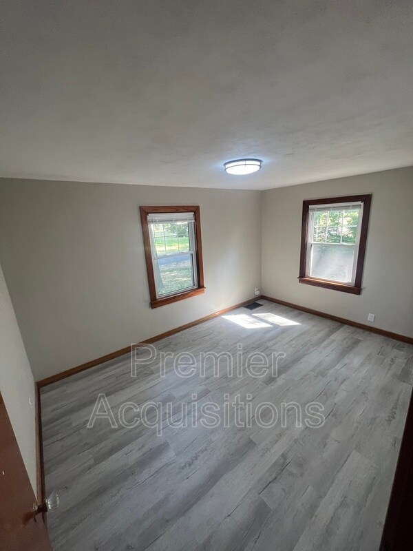 Building Photo - 126 E 3rd St