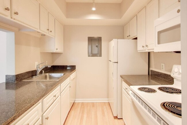 Building Photo - Clean & Fresh 2 + 2 close to METRO!