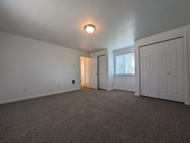 Building Photo - Nice 3 bed/1.5 bath duplex with fenced-in yard and 1 car garage