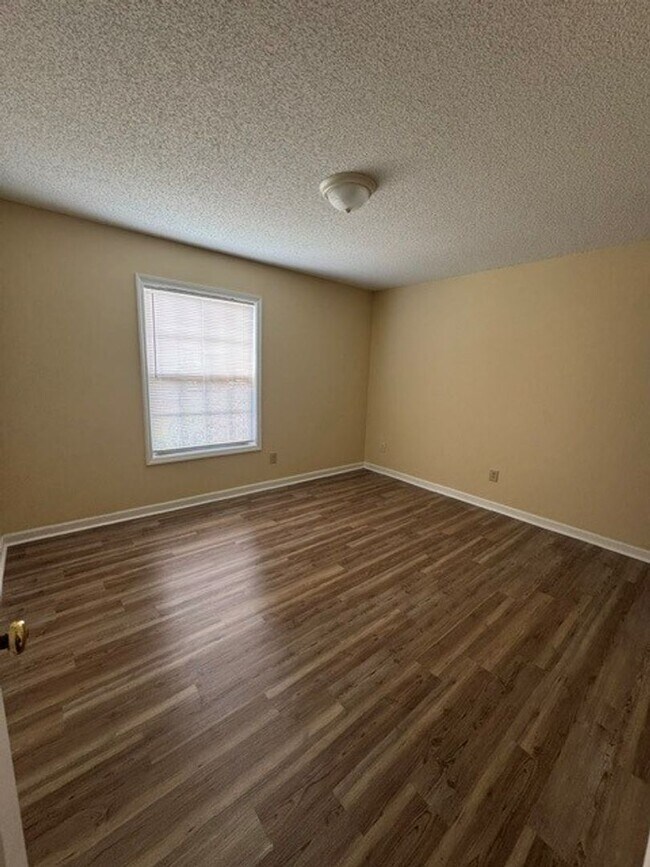 Building Photo - *** $200 OFF FIRST MONTH RENT ***