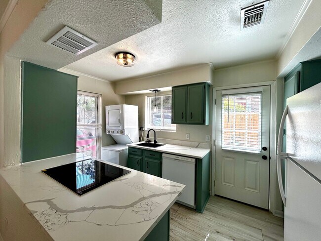 Building Photo - What a deal! a 3 bed house 5 min from DT a...