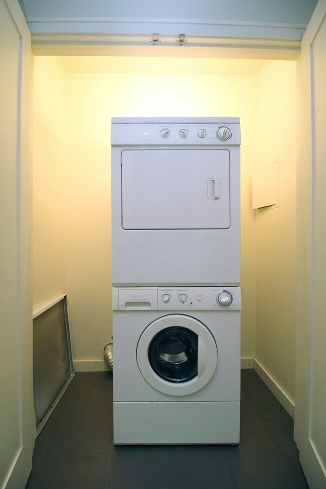 Building Photo - 1025 NW Couch St