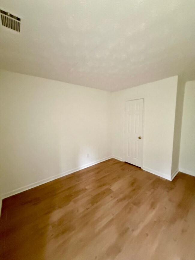 Building Photo - Newly remodeled ranch house in Jonesboro!