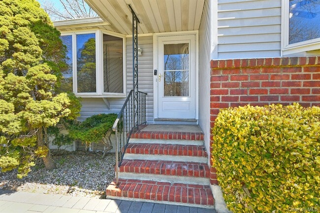 Building Photo - 110 Dix Hills Rd