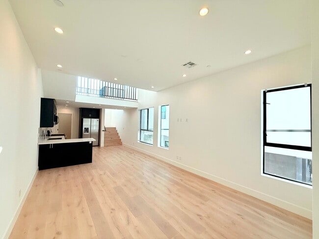 Building Photo - Beautiful Modern Luxury 4 Story Townhome - 4 bed - 3.5 bath with Rooftop Deck in Silver Lake