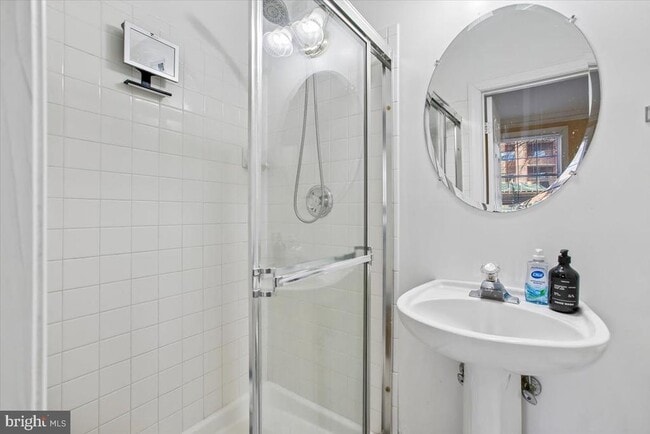 Building Photo - 1053 N Stuart St