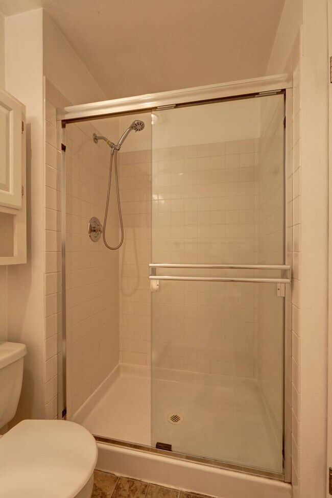 Building Photo - 2 Bedroom Ground Floor Condo in the Heart of Woodinville!