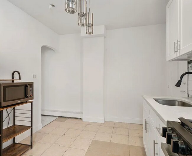 Building Photo - 2 Kitchen Home in Forest Hills - Ideal for Shared Living