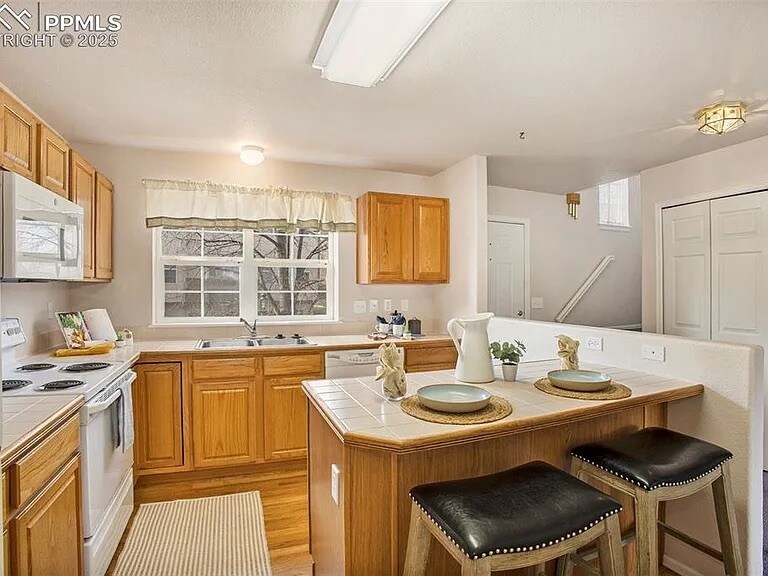 Kitchen and entryway - 3272 Capstan Way