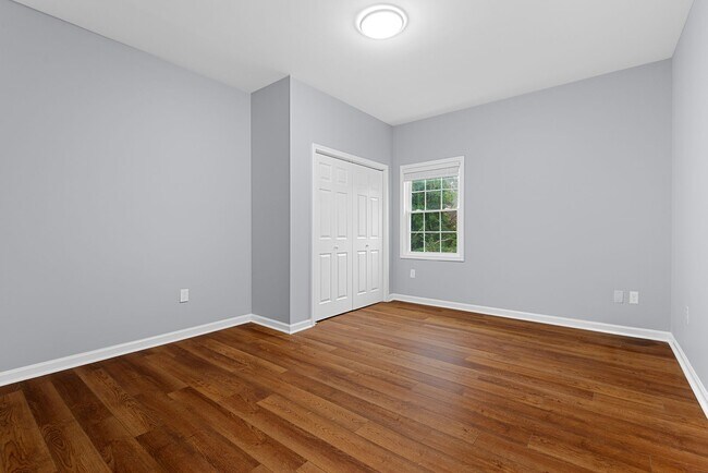 Building Photo - $500 OFF Special - 4Bd/ 2Bath Ranch Style home mins from Downtown Burlington