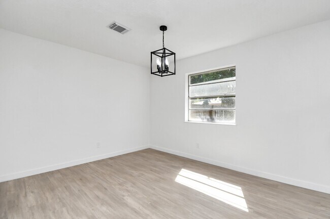 Building Photo - 9912 Cardinal St