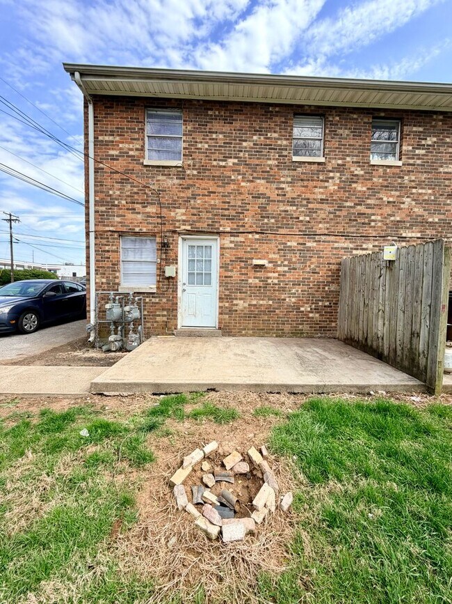 Building Photo - 104 Dale Ave