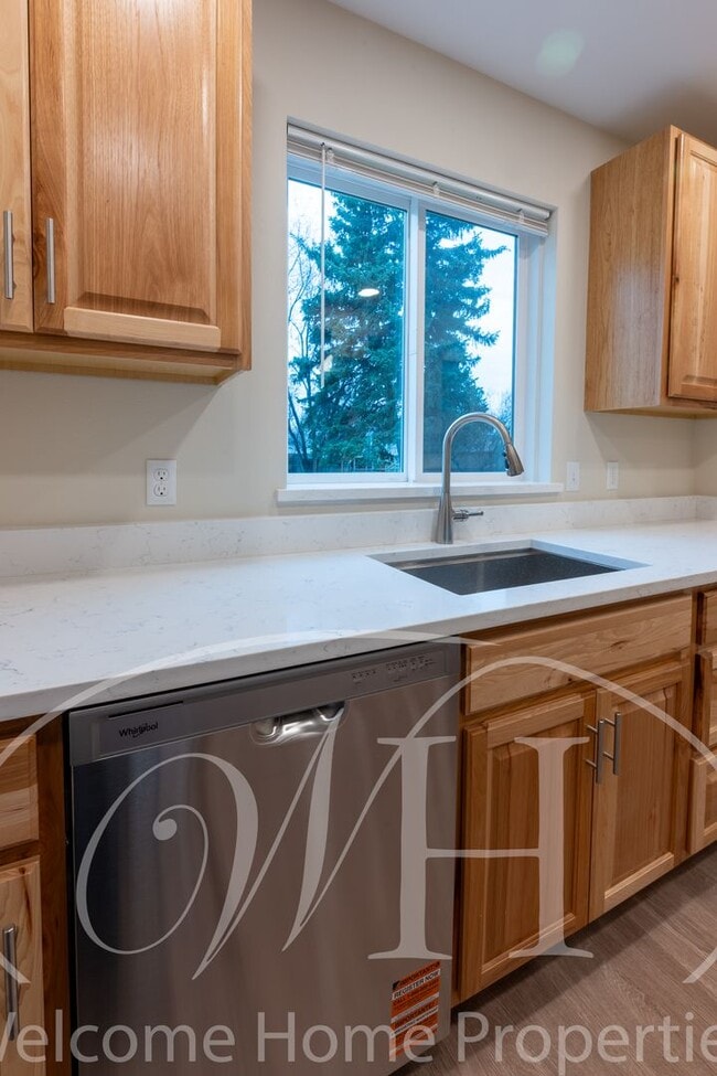 Building Photo - Spacious 2 bedroom duplex with attached garage