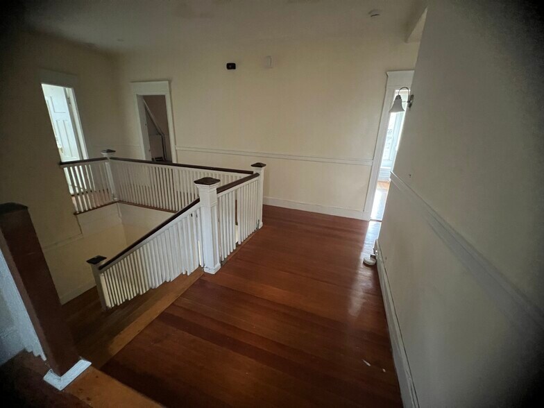 Building Photo - 148 Strathmore Rd