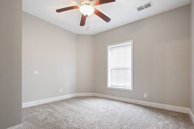 Building Photo - Pet Friendly Four Bedroom with Basement!