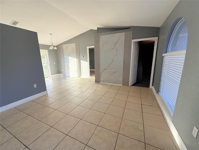 Building Photo - 635 Parakeet Ct