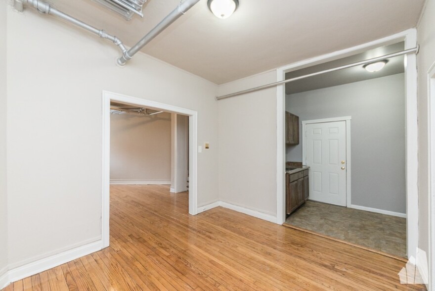 Building Photo - 4255 W Addison St