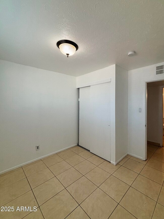Building Photo - 4842 W Elm St