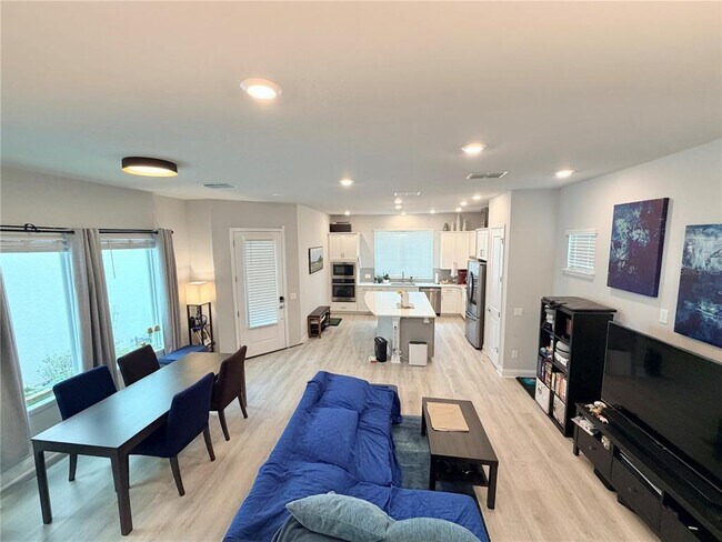 Building Photo - 660 Rosewood Way