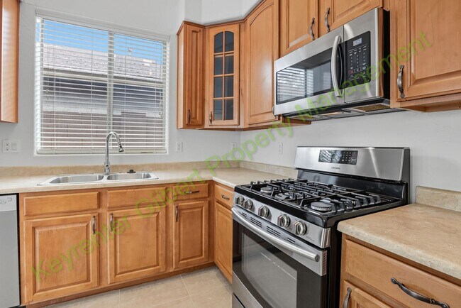 Building Photo - Beautiful 5 bed / 3 bath Home in the San T...