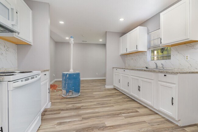Building Photo - 4-Bedroom, 2-Bath Home in South Dallas with Convenient Access to Major Highways and City Amenities