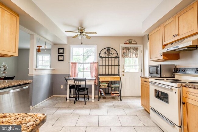 Building Photo - 10 Honey Locust Ln