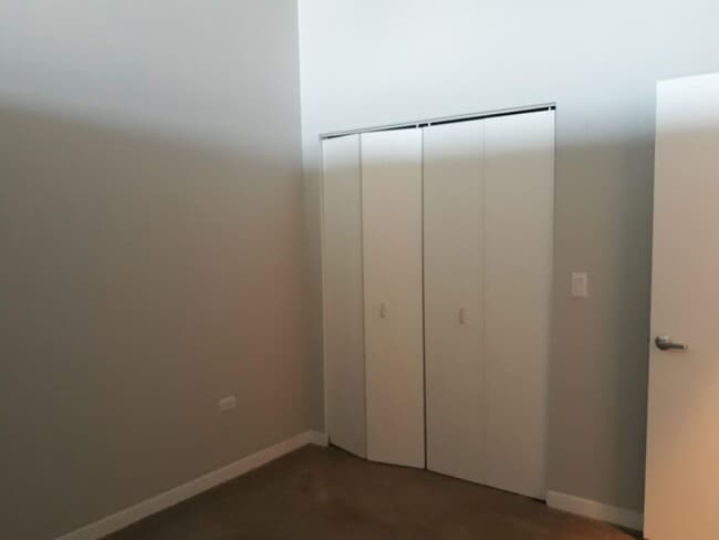 Building Photo - One bedroom Loft appartment with Lake Views!