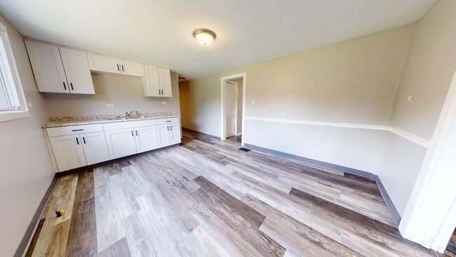 Building Photo - 4023 Valley Rd