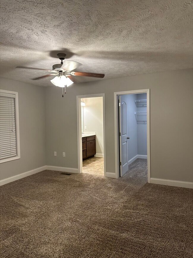 Building Photo - 3 Bedroom, 2 Bath, 2 Car Garage