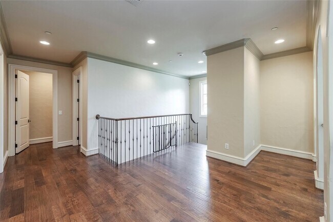 Building Photo - 4311 Brookview Dr