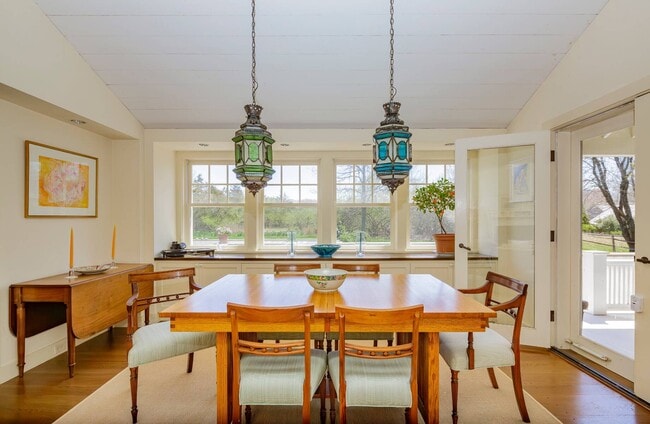 Building Photo - 27 Horseshoe Dr N