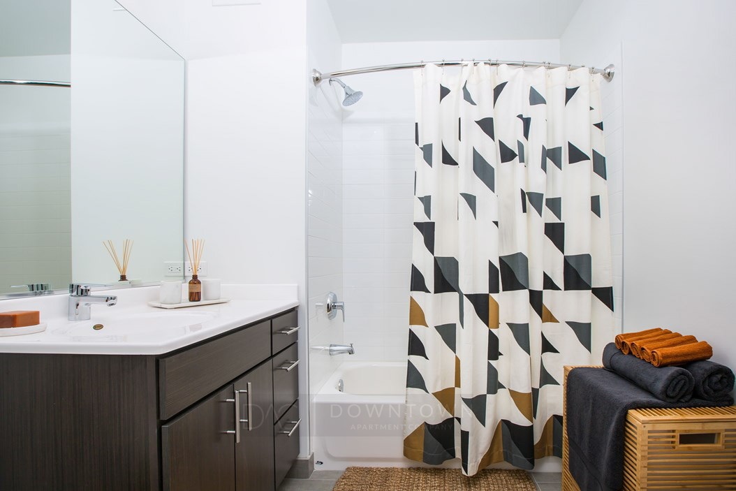 Building Photo - 702 N Wells St