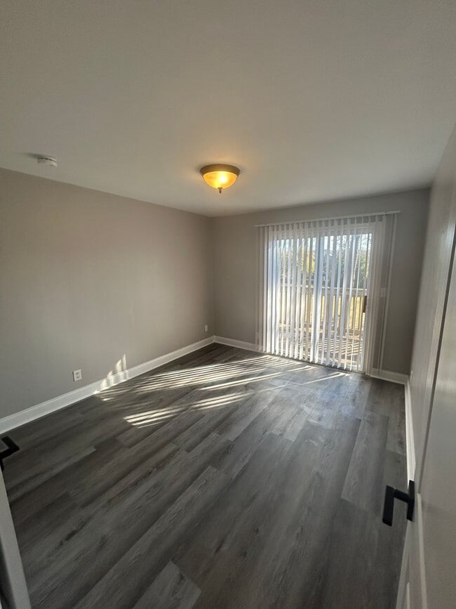 Building Photo - This fully renovated & updated 3 Bedroom a...