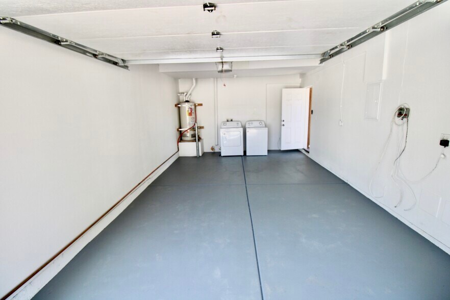 Building Photo - 6587 Oasis Ave