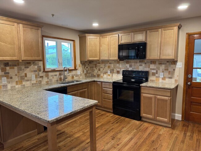 Building Photo - Stunning 3-bedroom, 3-bathroom single family home