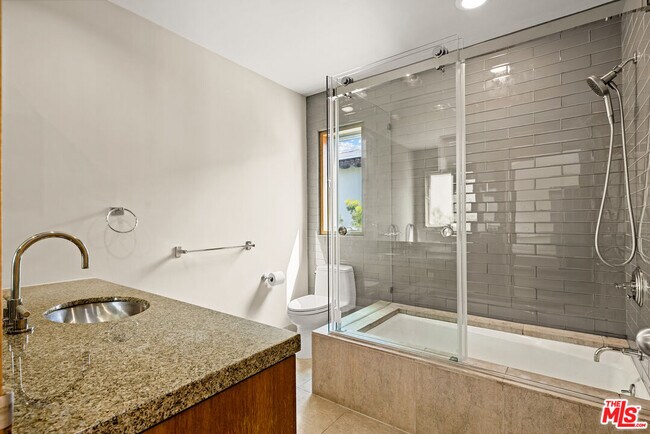 Building Photo - 211 18th St