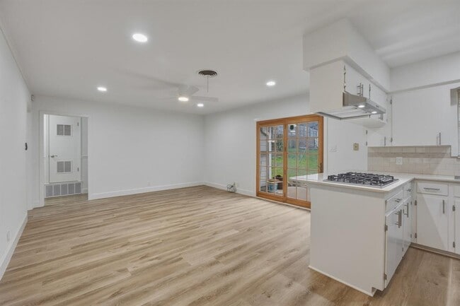 Building Photo - 1705 Elmhurst Dr