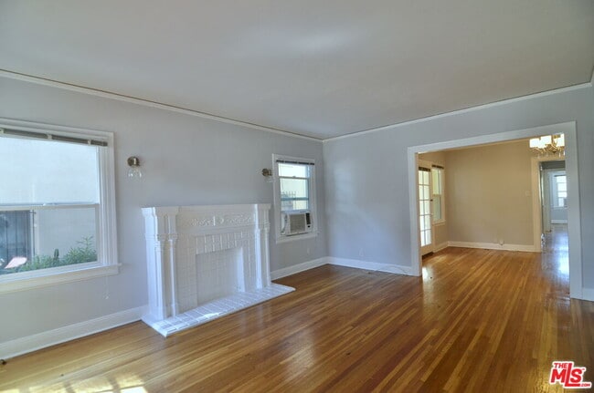 Building Photo - 2021 N Vermont Ave