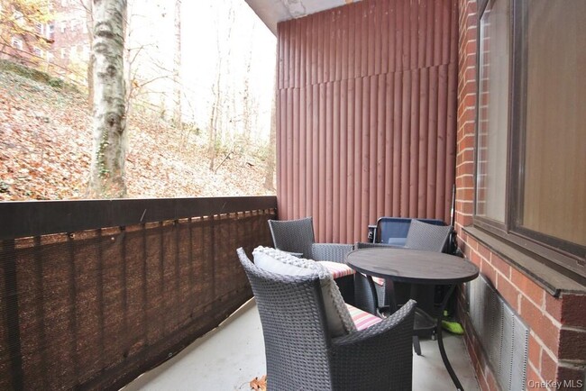 Building Photo - 1374 Midland Ave