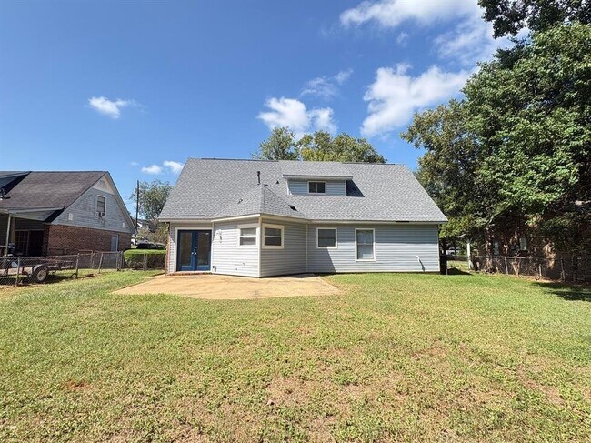 Building Photo - 208 Avon Ct
